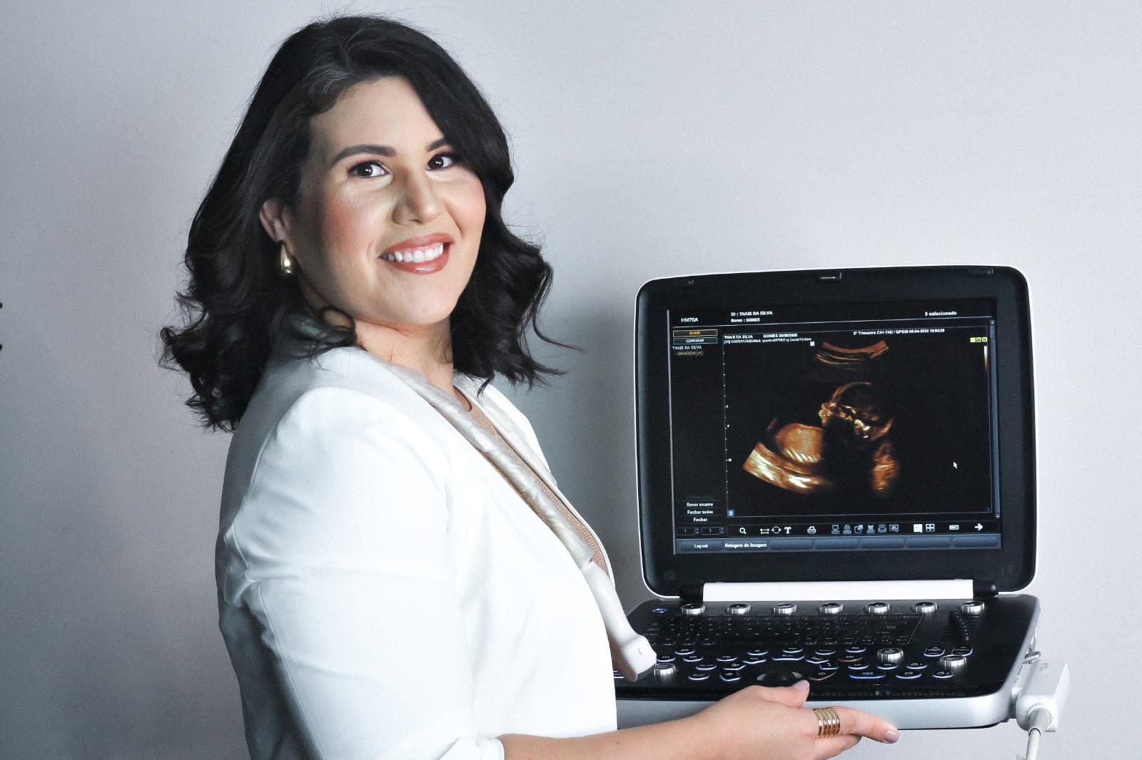 Dra. Tamires durante exame de ultrassonografia